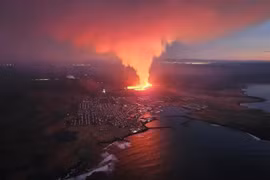 Núi lửa phun trào dung nham tới làng chài ở Iceland