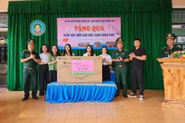 Quảng Trị: CLB Phóng viên thường trú phối hợp với Bộ đội Biên phòng tỉnh trao tặng quà cho học sinh nghèo 