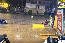 Mưa lớn ở Bình Phước, người dân phải bỏ lại xe trên đường ngập