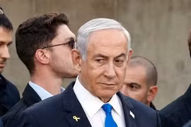 Hai quả 'bom sáng' rơi vào nhà Thủ tướng Israel