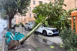 Bão Bebinca đổ bộ Trung Quốc khiến nhiều khu vui chơi, giải trí phải đóng cửa