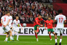 Ronaldo ghi bàn thứ 906, Bồ Đào Nha thắng tưng bừng trên sân Ba Lan