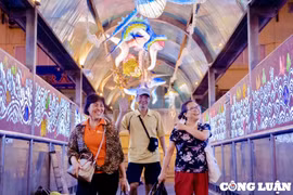 Du khách thích thú trải nghiệm tour đi bộ ngắm “đại dương xanh”