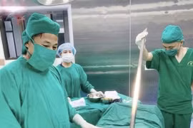 Cứu sống người đàn ông bị xà beng đâm xuyên thành bụng