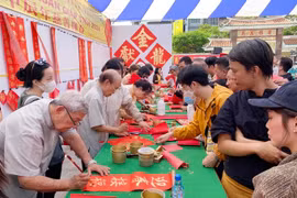 Báo Sài Gòn Giải Phóng Hoa Văn tổ chức chương trình Thư pháp từ thiện Xuân Giáp Thìn 2024