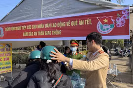 Cảnh sát giao thông tiếp sức cho người dân về quê ăn Tết
