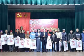 Ban Tuyên giáo Trung ương tặng quà Tết các hộ nghèo, gia đình chính sách tại Nam Định
