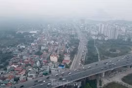 Trời Hà Nội mờ đục vì ô nhiễm, một số nơi không khí ở mức xấu