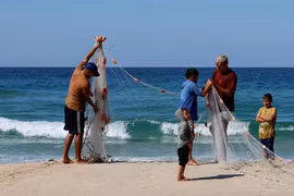 Ngư dân Gaza vật lộn nuôi sống gia đình giữa xung đột và nạn đói