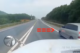 Truy tìm ô tô con tạt đầu xe container trên cao tốc Cam Lộ - La Sơn