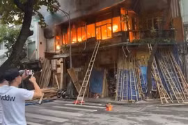 Hà Nội: Quán cà phê trên phố Hàng Vải cháy ngùn ngụt
