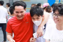 Kết thúc môn thi Ngữ văn: Nhiều cung bậc cảm xúc "vỡ oà" trước cổng trường
