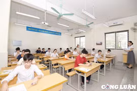 Hà Nội: Thí sinh chính thức bước vào kỳ thi lớp 10 công lập, phụ huynh hồi hộp dõi theo con