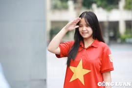 Thí sinh đi thi môn Tiếng anh, mặc đồng phục của trường "cầu may"