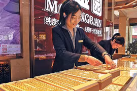 Giá vàng sụt giảm sau tin Trung Quốc ngừng tích trữ