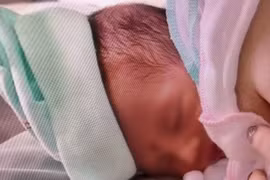 Lào Cai: Tìm cha mẹ đẻ bé trai sơ sinh bị bỏ rơi lúc rạng sáng
