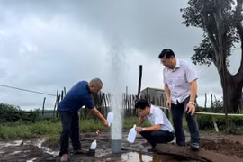 Giếng khoan ở Gia Lai vẫn không ngừng phun khí và nước