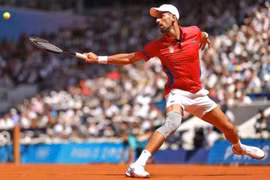 Novak Djokovic bật khóc với chiếc HCV Olympic, hoàn thành Golden Slam