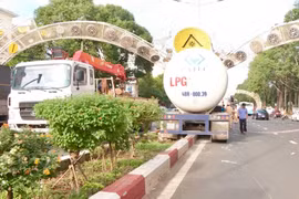 Đắk Lắk: Xe chở khí gas tông sập cổng chào khiến nhiều tài sản bị hư hỏng