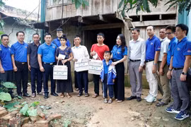 Tuổi trẻ chia sẻ khó khăn với đồng bào dân tộc thiểu số, vùng lũ Điện Biên
