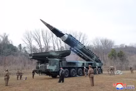 Ông Kim Jong Un đến chỉ đạo vụ phóng tên lửa siêu thanh nhiên liệu rắn mới của Triều Tiên