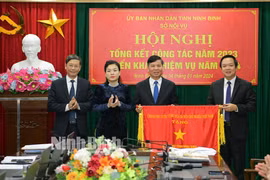 Sở Nội vụ tỉnh Ninh Bình nhận Cờ thi đua của Thủ tướng Chính phủ