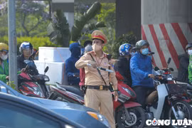 Hà Nội yêu cầu cán bộ, công chức gương mẫu chấp hành pháp luật giao thông