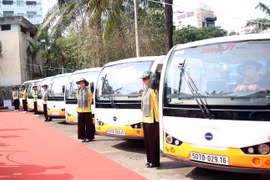70 xe điện bắt đầu lăn bánh chở khách tham quan trung tâm TP.HCM