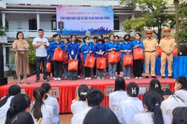 Thái Bình: Công an thành phố tuyên truyền vì An toàn giao thông cho học sinh đến trường
