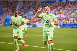 Lewandowski lập hat-trick, Barca vững ngôi đầu La Liga