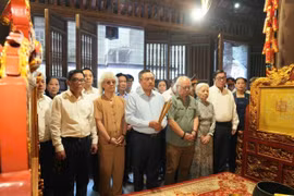 Dâng hương, tưởng niệm cố Chủ tịch Ủy ban Hành chính Hà Nội Trần Duy Hưng