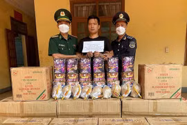 Bắt đối tượng vận chuyển trái phép hơn 5,5 tạ pháo hoa nổ qua biên giới Quảng Bình