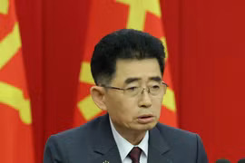 Các quan chức Triều Tiên đeo huy hiệu ông Kim Jong Un