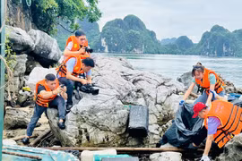 Hội viên nhà báo tỉnh Quảng Ninh tích cực tham gia thu gom rác thải tại Vịnh Hạ Long