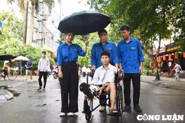 Hà Nội: Thí sinh bó bột từ đùi xuống bàn chân được thanh niên tình nguyện hỗ trợ đưa vào phòng thi