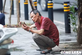 Phụ huynh ngồi xổm "thấp thỏm" ngóng con thi môn đầu tiên của kỳ thi THPT 2024