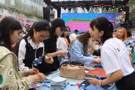 Giới trẻ thích thú hưởng ứng chiến dịch Giờ Trái đất