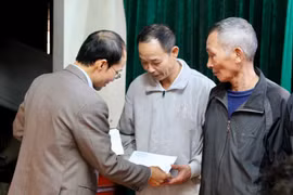 Báo Hải Dương, Báo Tuyên Quang phối hợp tặng quà cho người dân có hoàn cảnh khó khăn