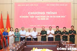 Hội Nhà báo Việt Nam trao tặng kỷ niệm chương cho Bộ Chỉ huy Quân sự tỉnh Nghệ An
