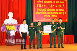Quân ủy Trung ương - Bộ Quốc phòng tặng quà Trung tâm Điều dưỡng thương binh Nho Quan