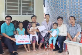 Hội Nhà báo tỉnh Đồng Tháp thăm hỏi, trao tiền hỗ trợ trẻ em có hoàn cảnh khó khăn