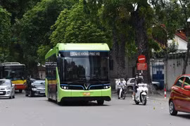 Xe sử dụng năng lượng sạch sẽ có tem kiểm định nền màu xanh lá cây