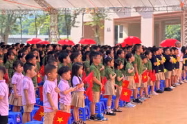 Thầy trò cả nước vượt nắng thắng mưa khai giảng thành công