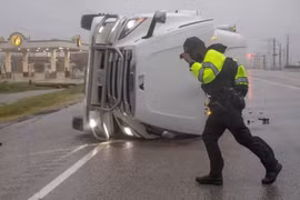 Bão Beryl đổ bộ vào Texas, 4 người thiệt mạng và hàng triệu người chịu cảnh mất điện