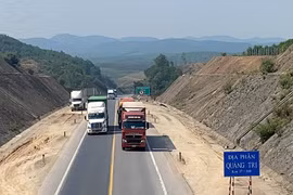 Hai tỉnh không đồng tình cấm xe trên 30 tấn đi cao tốc Cam Lộ - La Sơn