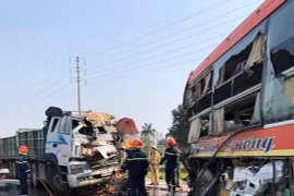 Xe khách tông vào xe đầu kéo, 1 tài xế tử vong ở Hà Tĩnh