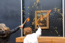 Người biểu tình ném súp vào bức tranh Mona Lisa ở Paris