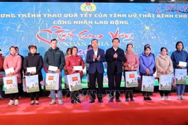 Trao quà Tết của Chủ tịch Quốc hội tặng người lao động có hoàn cảnh khó khăn