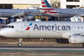 Máy bay của American Airlines hạ cánh khẩn cấp khiến 6 người bị thương