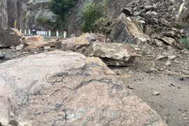 Sạt lở đất, đá trên quốc lộ 27C, giao thông ùn tắc